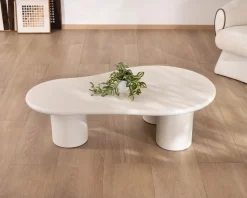 Table basse forme organique en micro-ciment teinté crème "Naura"