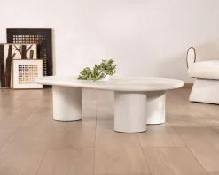 Table basse forme organique en micro-ciment teinté crème "Naura"