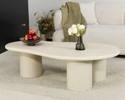 Table basse forme organique en micro-ciment teinté crème