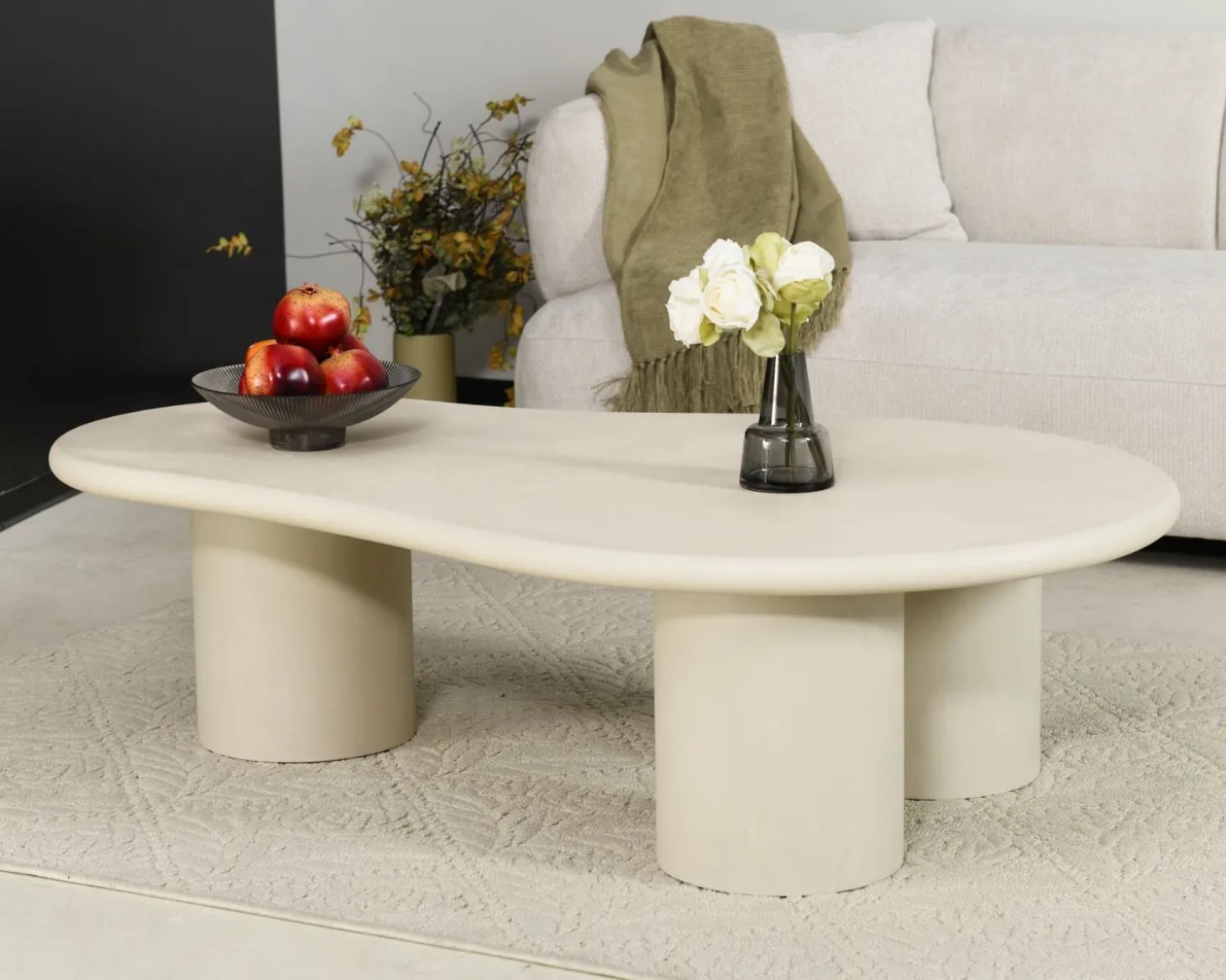 Table basse forme organique en micro-ciment teinté crème "Naura"