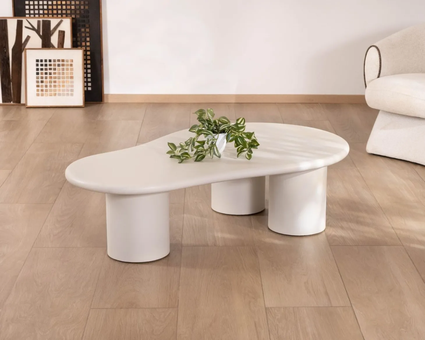 Table basse forme organique en micro-ciment teinté crème "Naura"