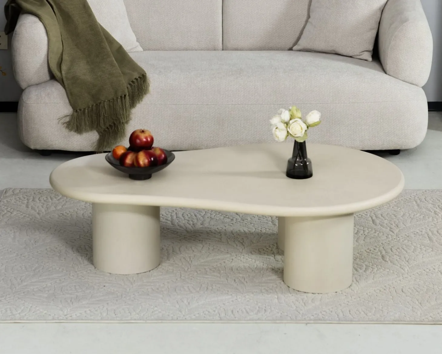 Table basse forme organique en micro-ciment teinté crème "Naura"