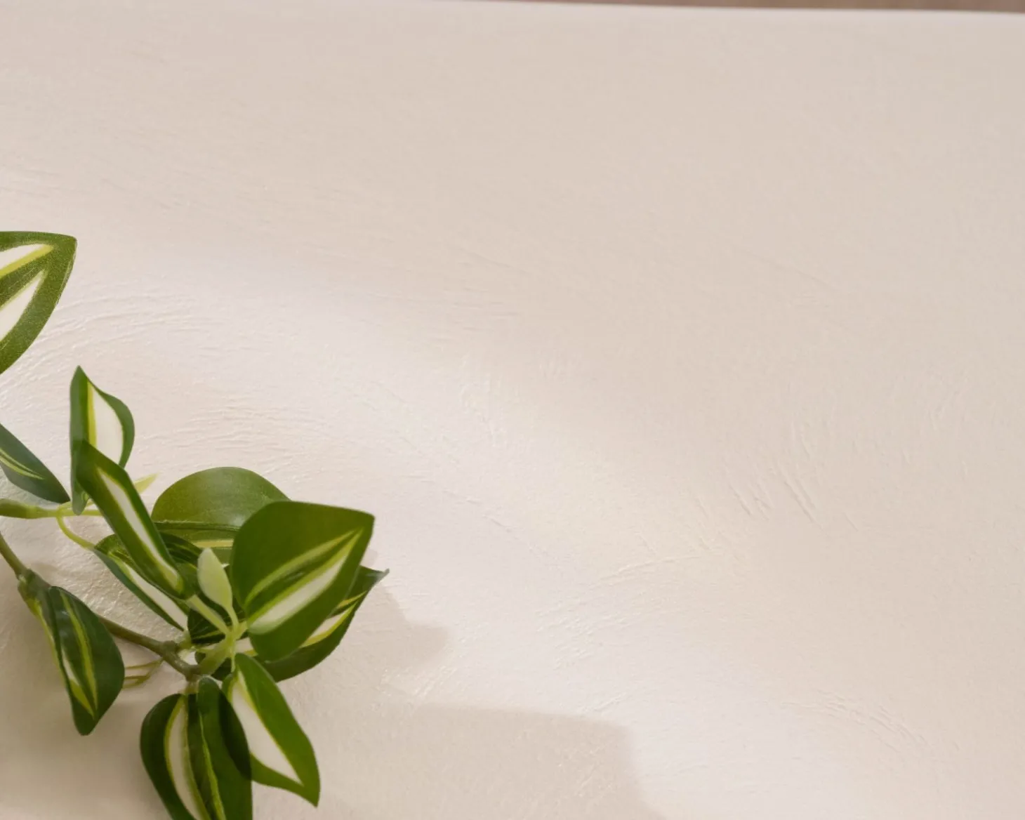 Table basse forme organique en micro-ciment teinté crème "Naura"