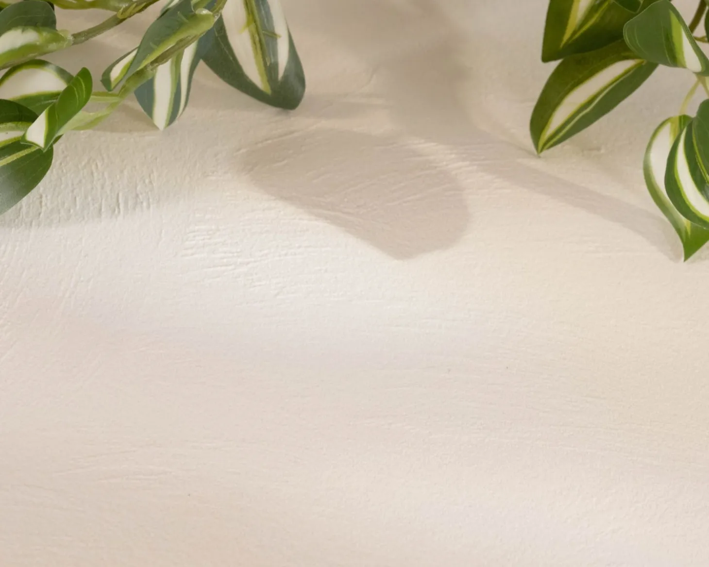 Table basse forme organique en micro-ciment teinté crème "Naura"