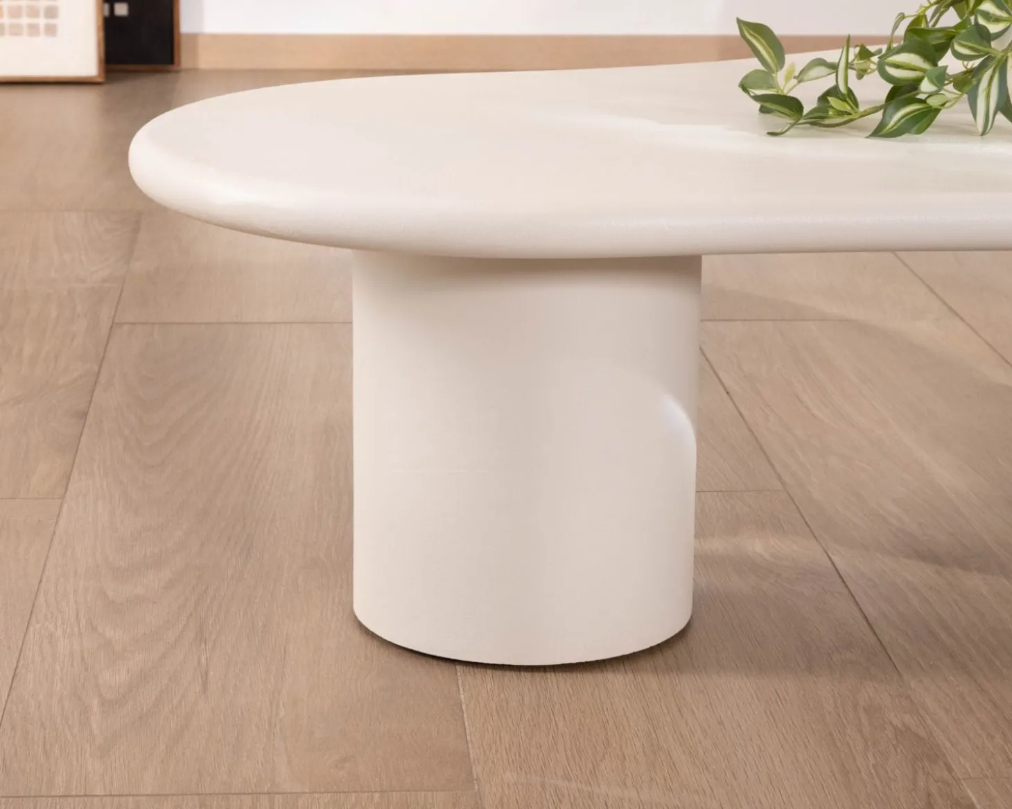 Table basse forme organique en micro-ciment teinté crème "Naura"