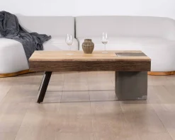 Table basse rectangulaire design en manguier, pieds métal noir antique et ciment 