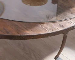 Table basse ronde en bois recyclé et plateau verre avec pieds métal "Népalaise"