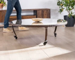 Table basse ronde en bois recyclé et plateau verre avec pieds métal 