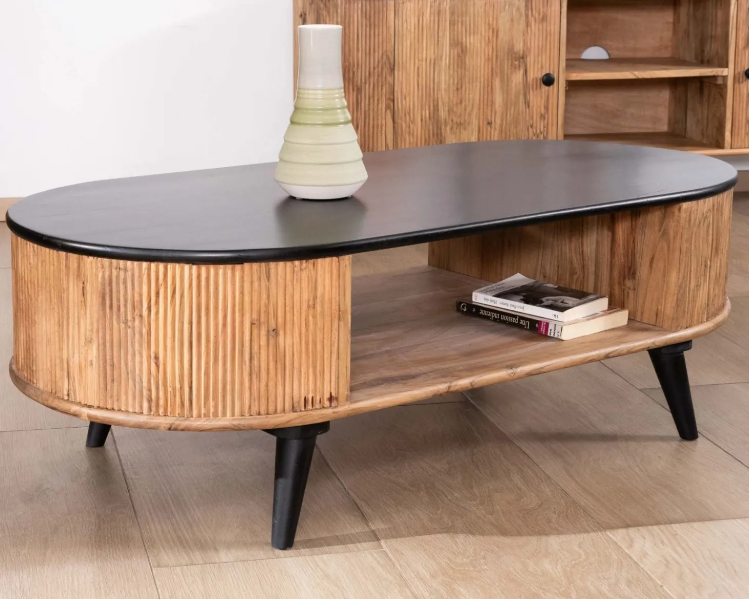 Table basse vintage design arrondi en acacia naturel et noir "Boogie"