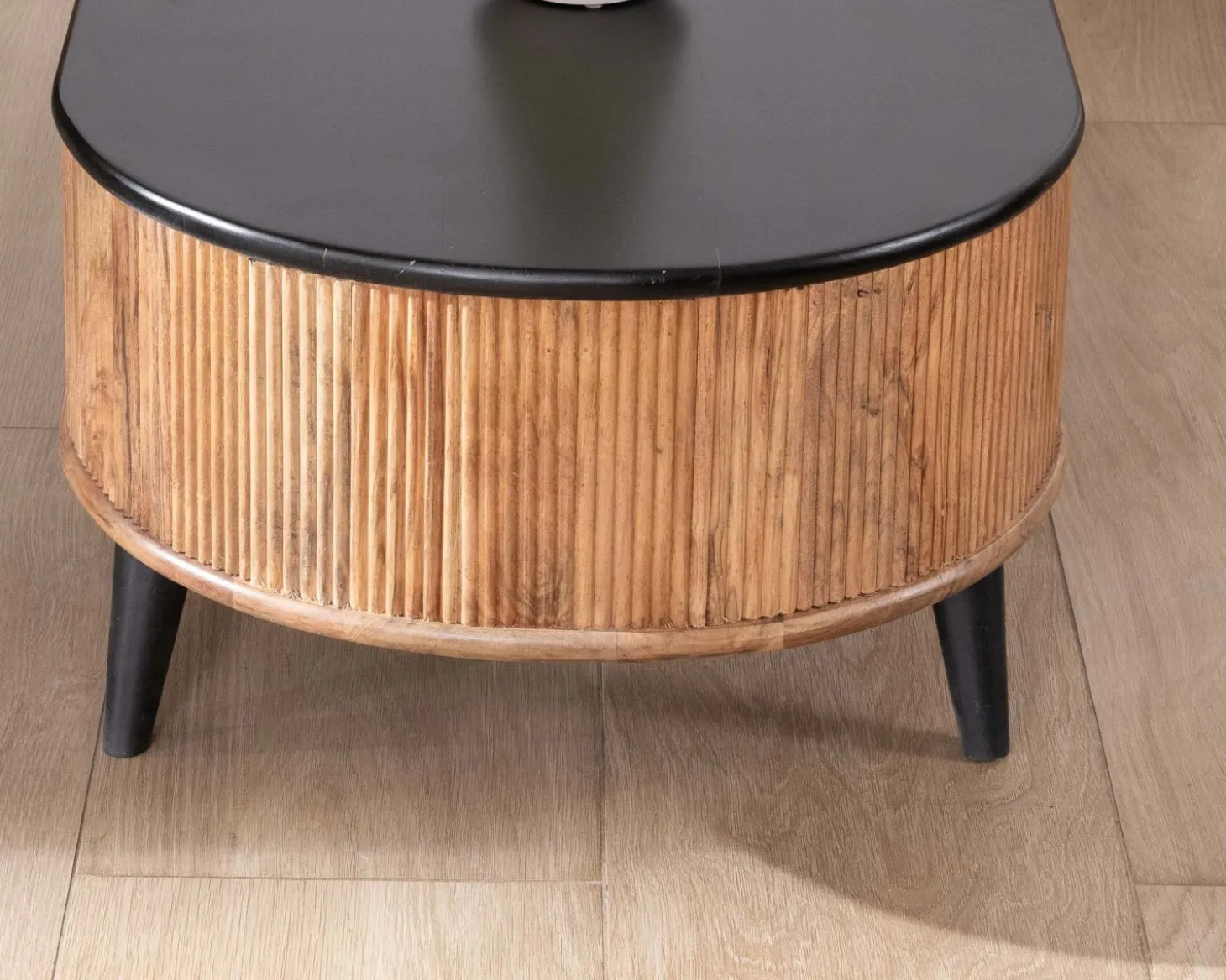 Table basse vintage design arrondi en acacia naturel et noir "Boogie"