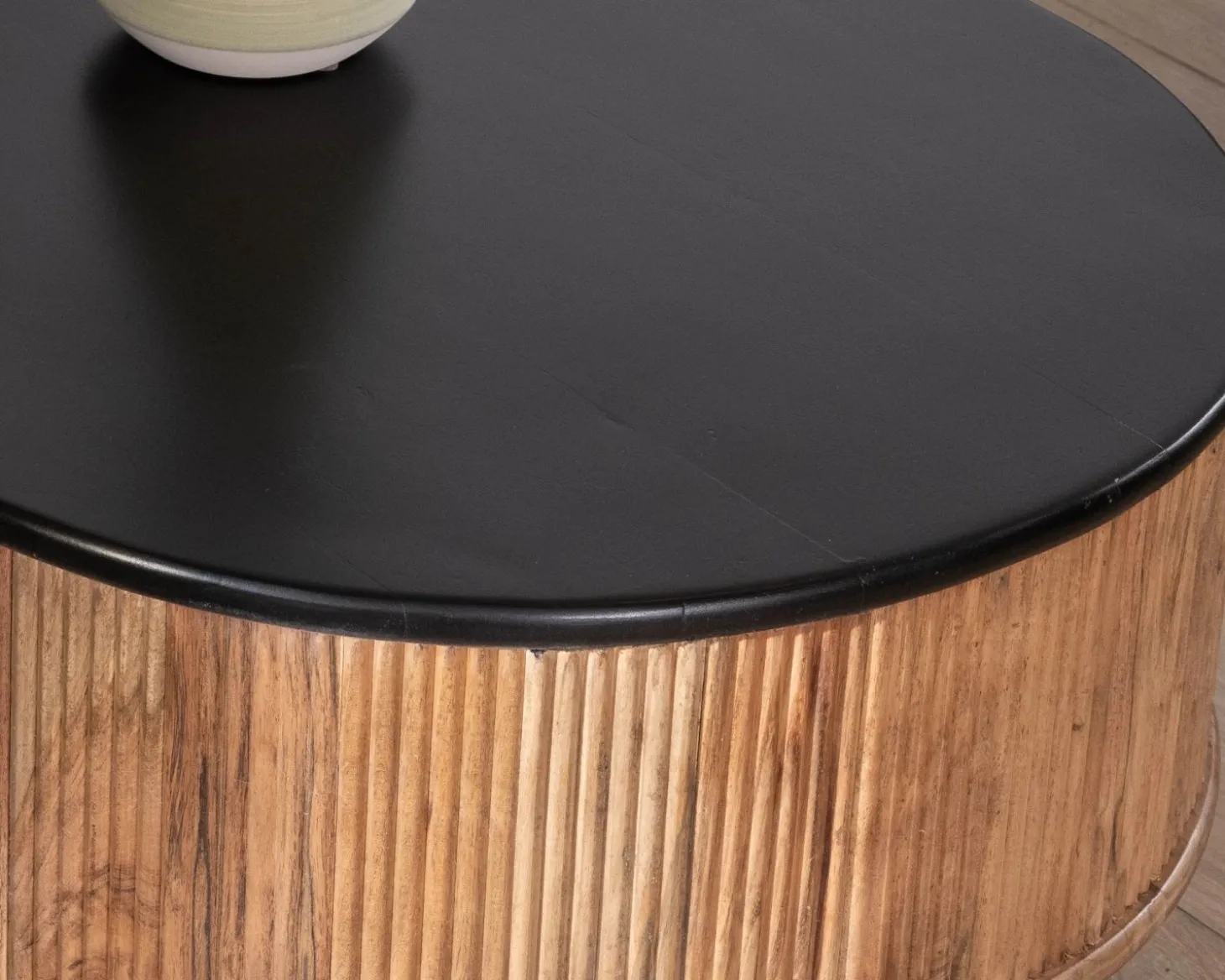 Table basse vintage design arrondi en acacia naturel et noir "Boogie"