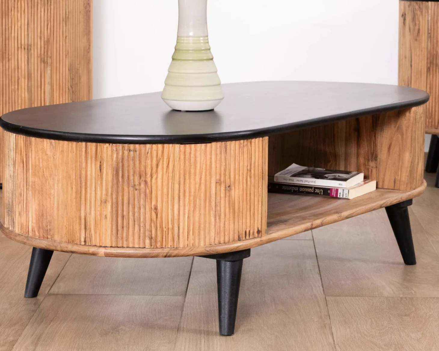 Table basse vintage design arrondi en acacia naturel et noir "Boogie"