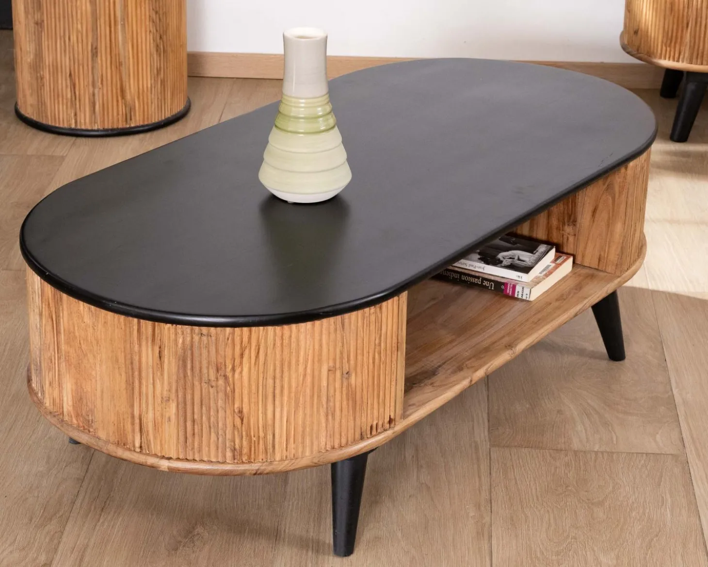 Table basse vintage design arrondi en acacia naturel et noir "Boogie"