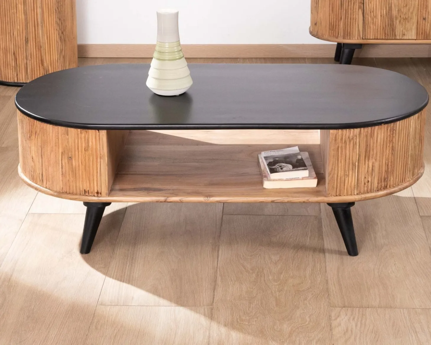 Table basse vintage design arrondi en acacia naturel et noir "Boogie"