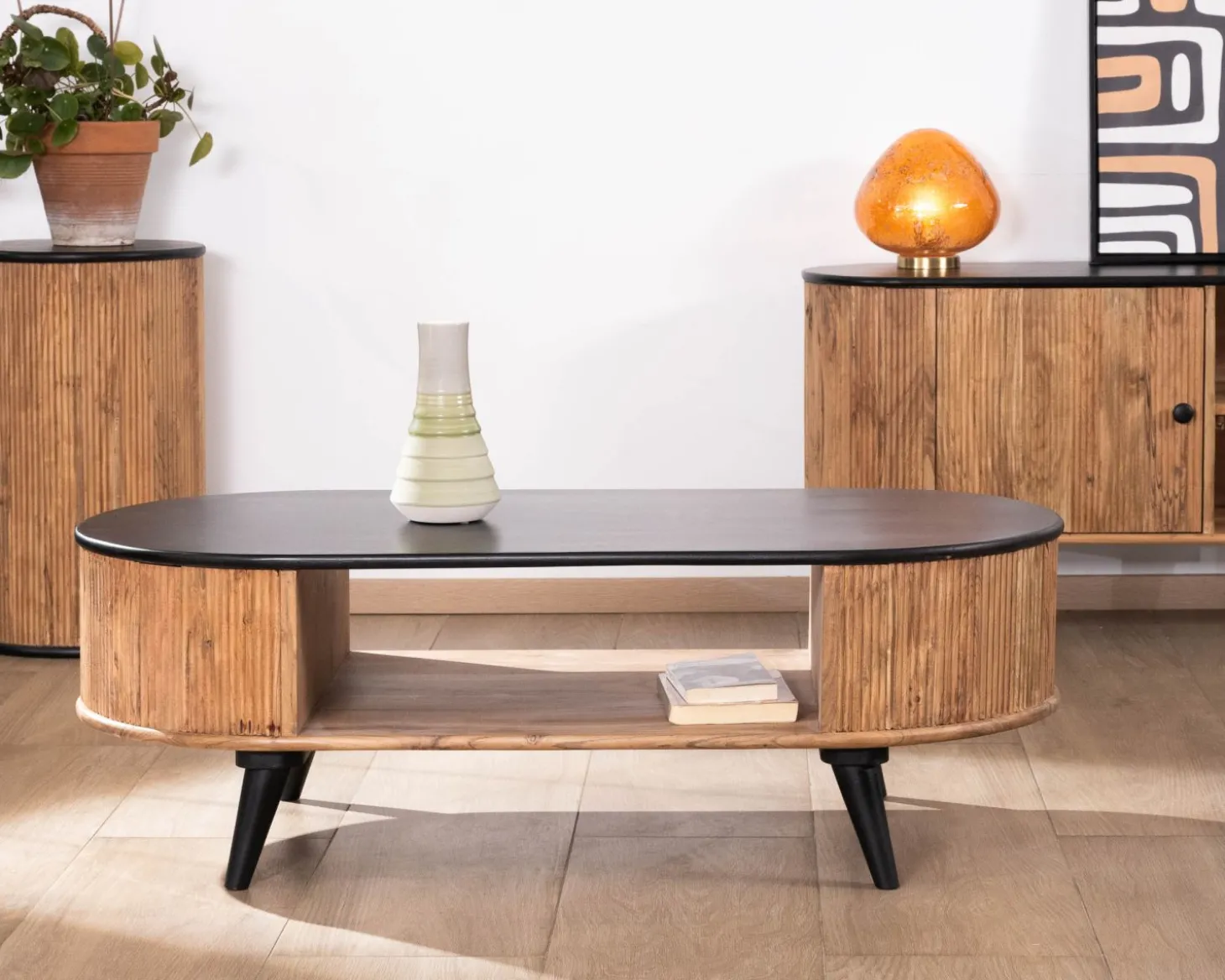 Table basse vintage design arrondi en acacia naturel et noir "Boogie"