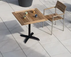 Table bistrot 80x80 cm en teck et pied central aluminium 