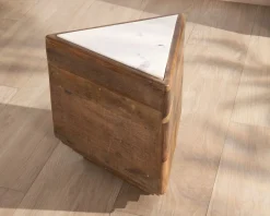Table d'appoint triangulaire en bois recyclé et plateau marbre blanc 