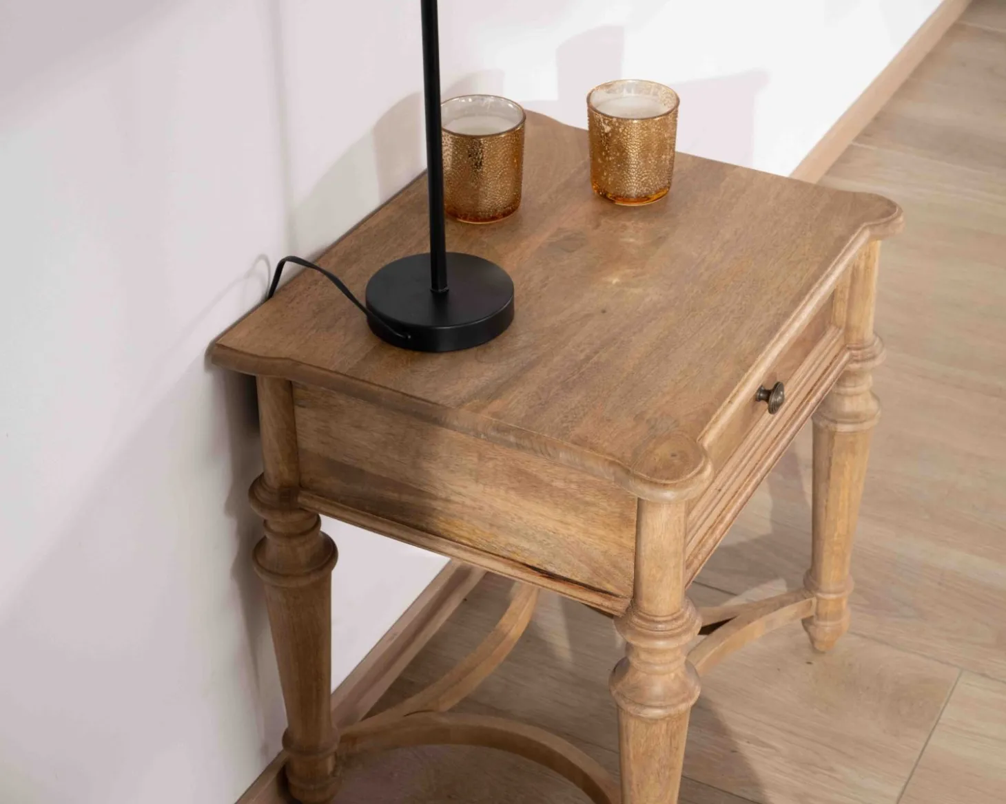 Table de chevet en manguier naturel massif style classique "Legacy"