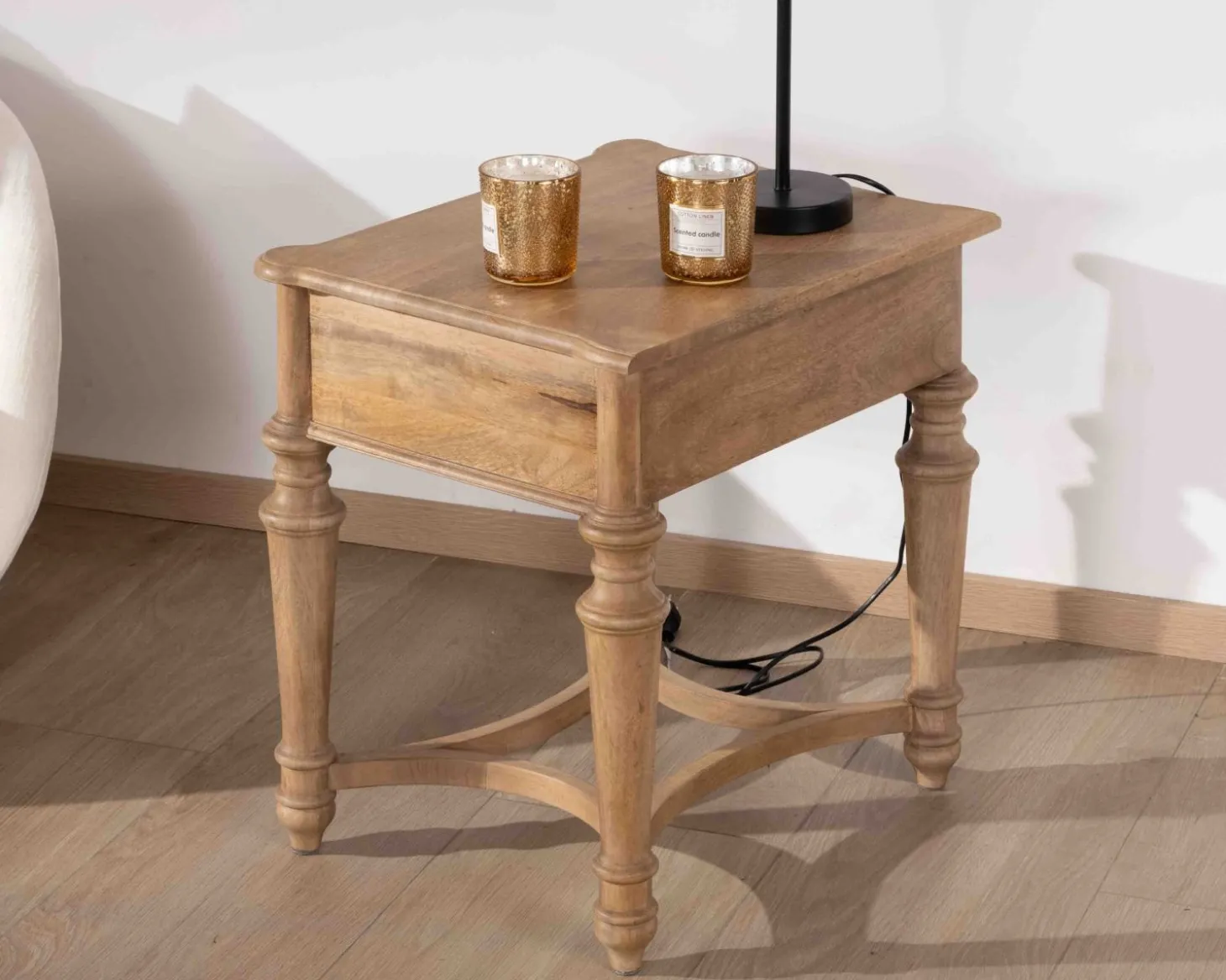 Table de chevet en manguier naturel massif style classique "Legacy"