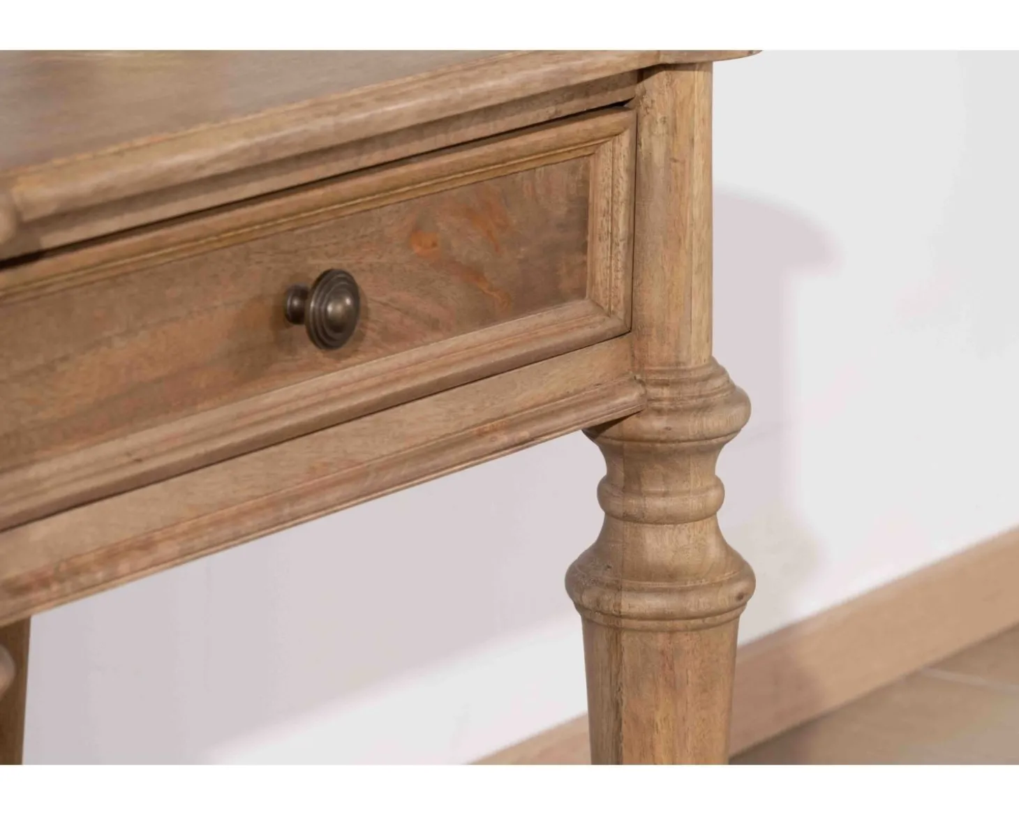 Table de chevet en manguier naturel massif style classique "Legacy"