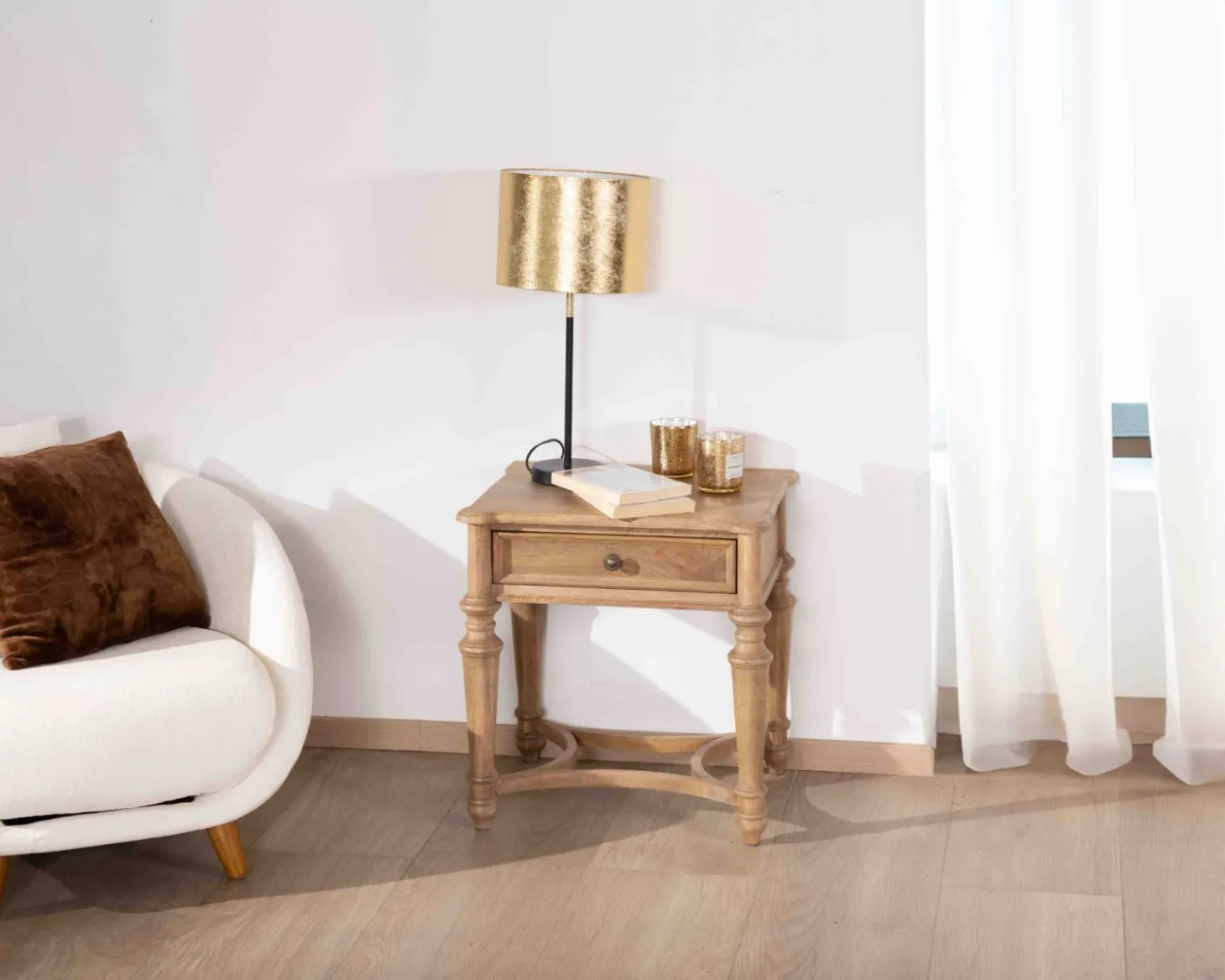 Table de chevet en manguier naturel massif style classique "Legacy"
