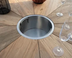Table de jardin haut de gamme "Hélios" avec plateau rosace et seau à glace intégré