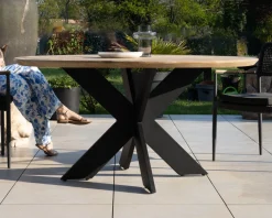 Table de jardin ronde en teck et pieds croisés en aluminium 