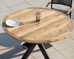 Table de jardin ronde en teck et pieds croisés en aluminium 