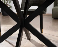 Table de repas carrée 140cm acacia finition chevrons pieds métal noir croisés "Géonidum"