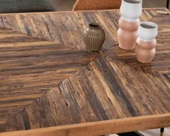 Table de repas carrée 140cm acacia finition chevrons pieds métal noir croisés 