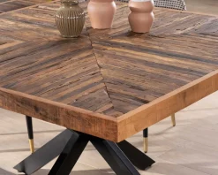 Table de repas carrée 140cm acacia finition chevrons pieds métal noir croisés 