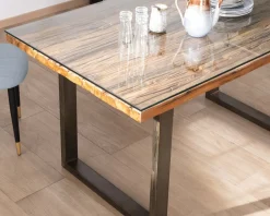 Table de repas design en bois recyclé et pieds métal en U "Crescendo" avec plateau verre