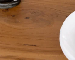 Table de repas en teck recyclé massif “Lasia” design contemporain et pieds métal noir