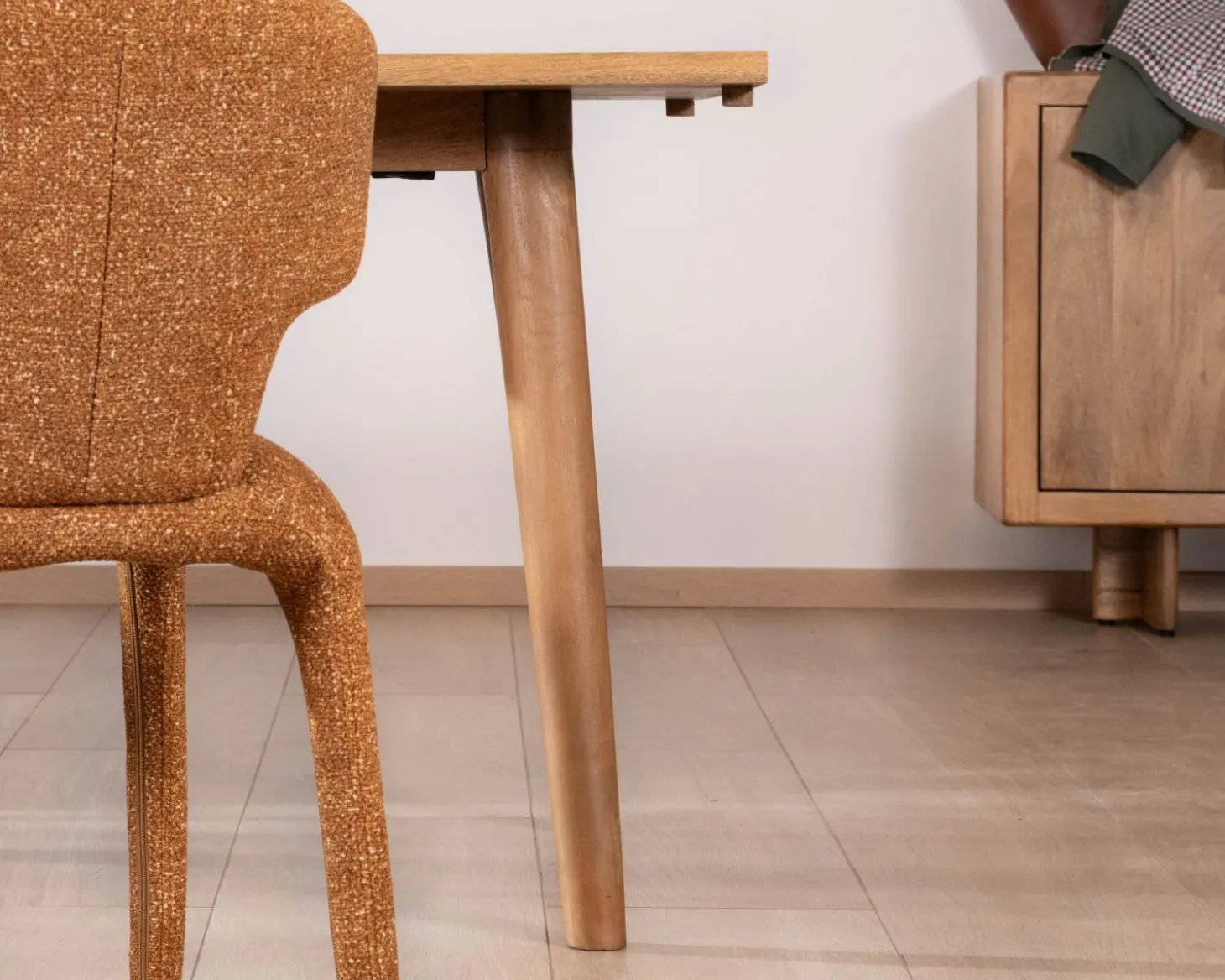 Table de repas extensible esprit rétro 180 cm en manguier massif naturel "Odely"