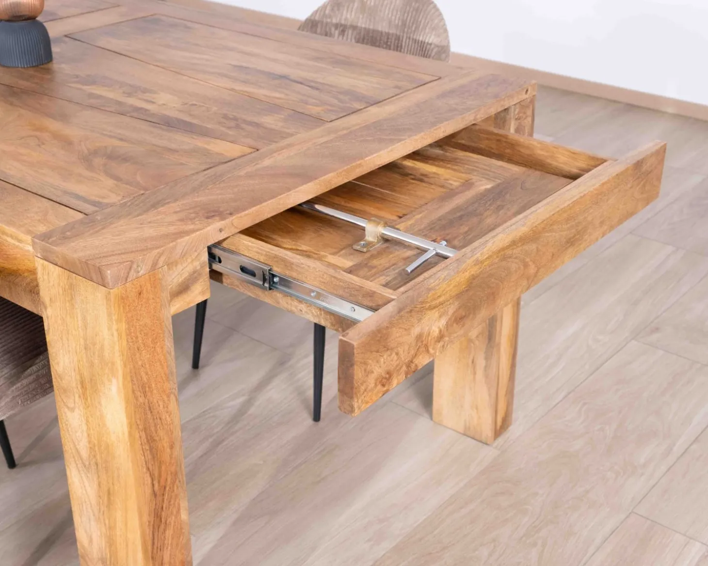 Table de repas extensible 200 à 290 cm "Jappy" en manguier foncé