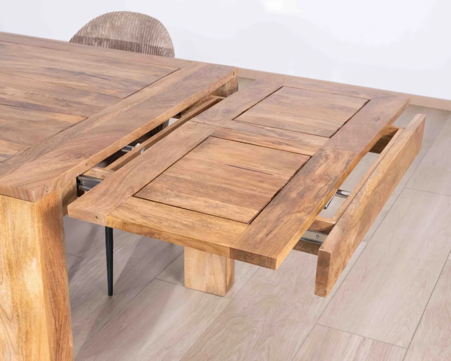 Table de repas extensible en manguier teinte chêne clair "Jappéo" 160 à 250 cm