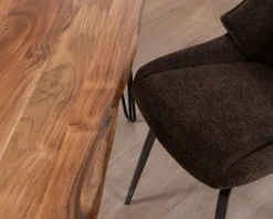 Table de repas épurée et design en acacia et pieds métal 