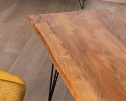 Table de repas épurée et design en acacia et pieds métal 