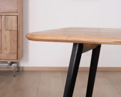 Table de repas rectangulaire design aéré en acacia et piètement métal noir 