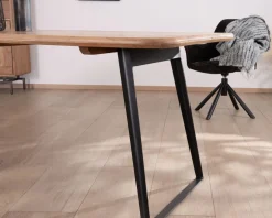 Table de repas rectangulaire design aéré en acacia et piètement métal noir 