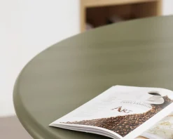 Table de repas ronde coloris vert sauge "Odyna" 120 cm piètement sculptural