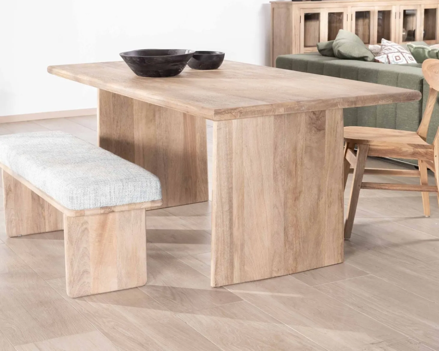 Table de salle à manger rectangulaire 180cm en manguier sablé pieds latéraux pleins "Maestro"