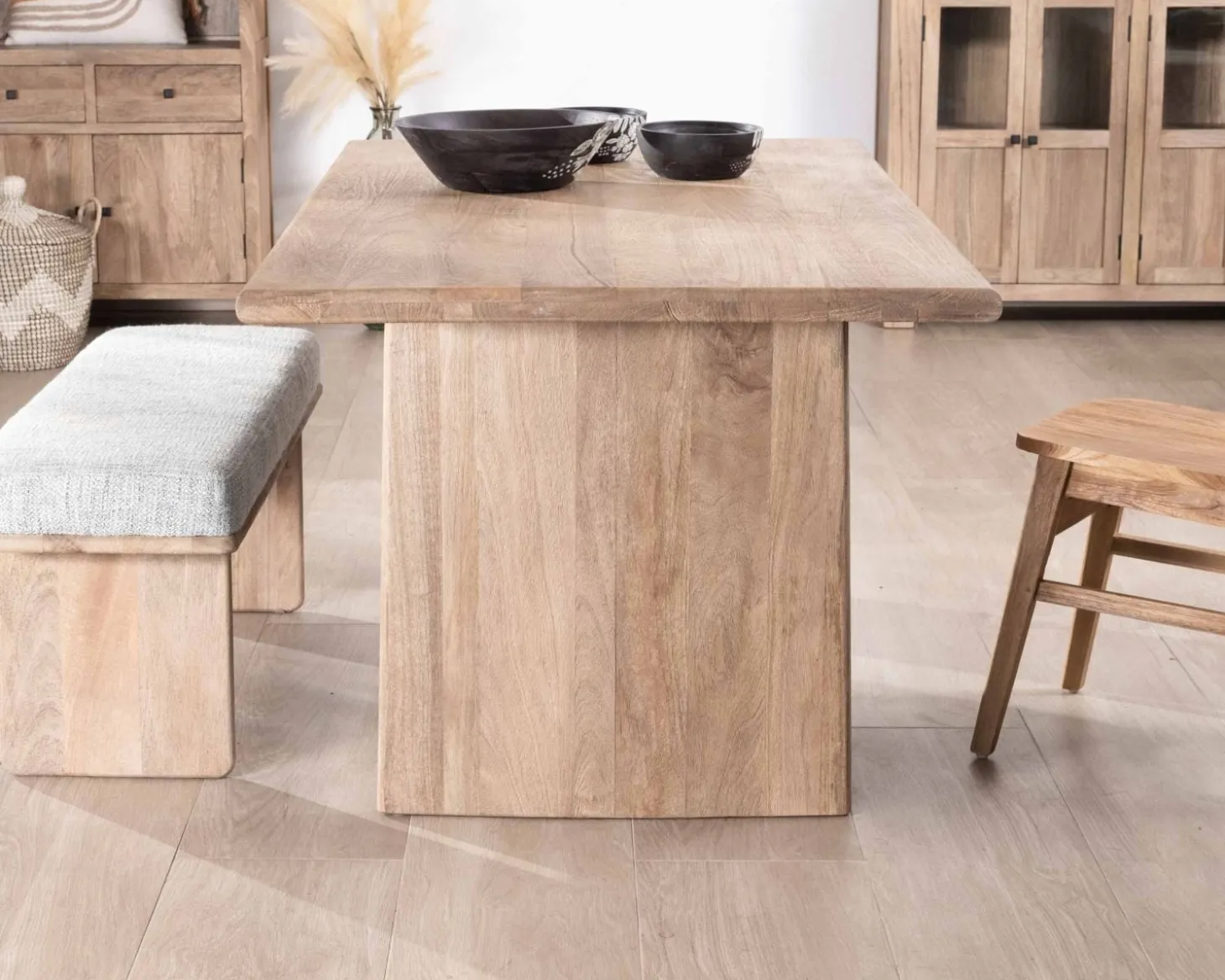 Table de salle à manger rectangulaire 180cm en manguier sablé pieds latéraux pleins "Maestro"