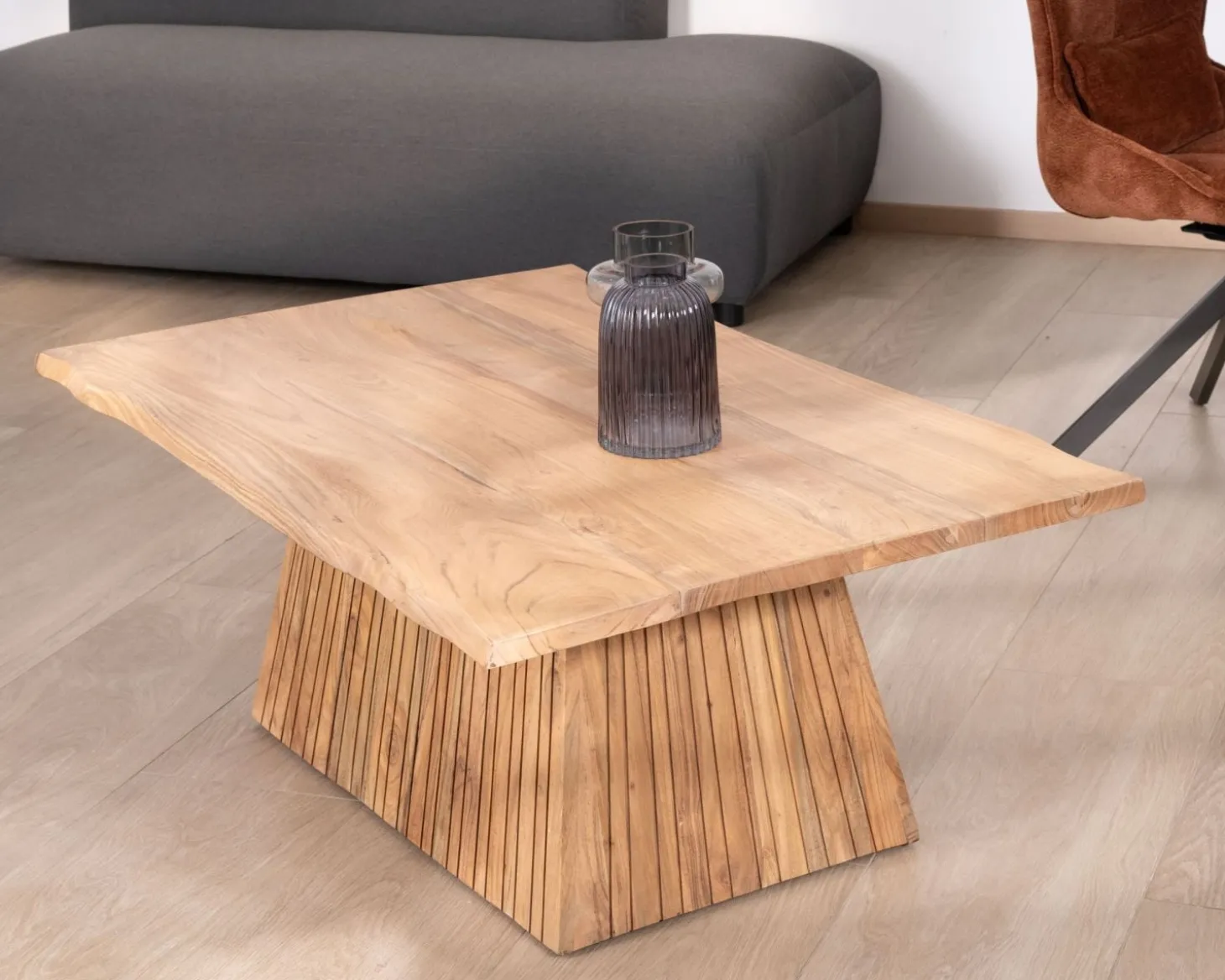 Table de salon design "Elki" en acacia avec pied central