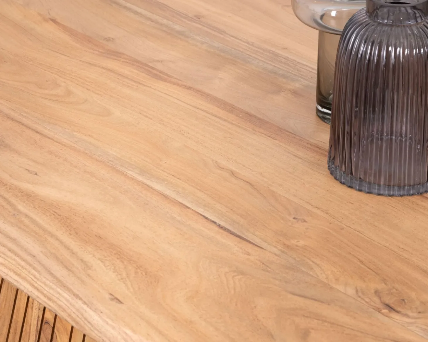 Table de salon design "Elki" en acacia avec pied central