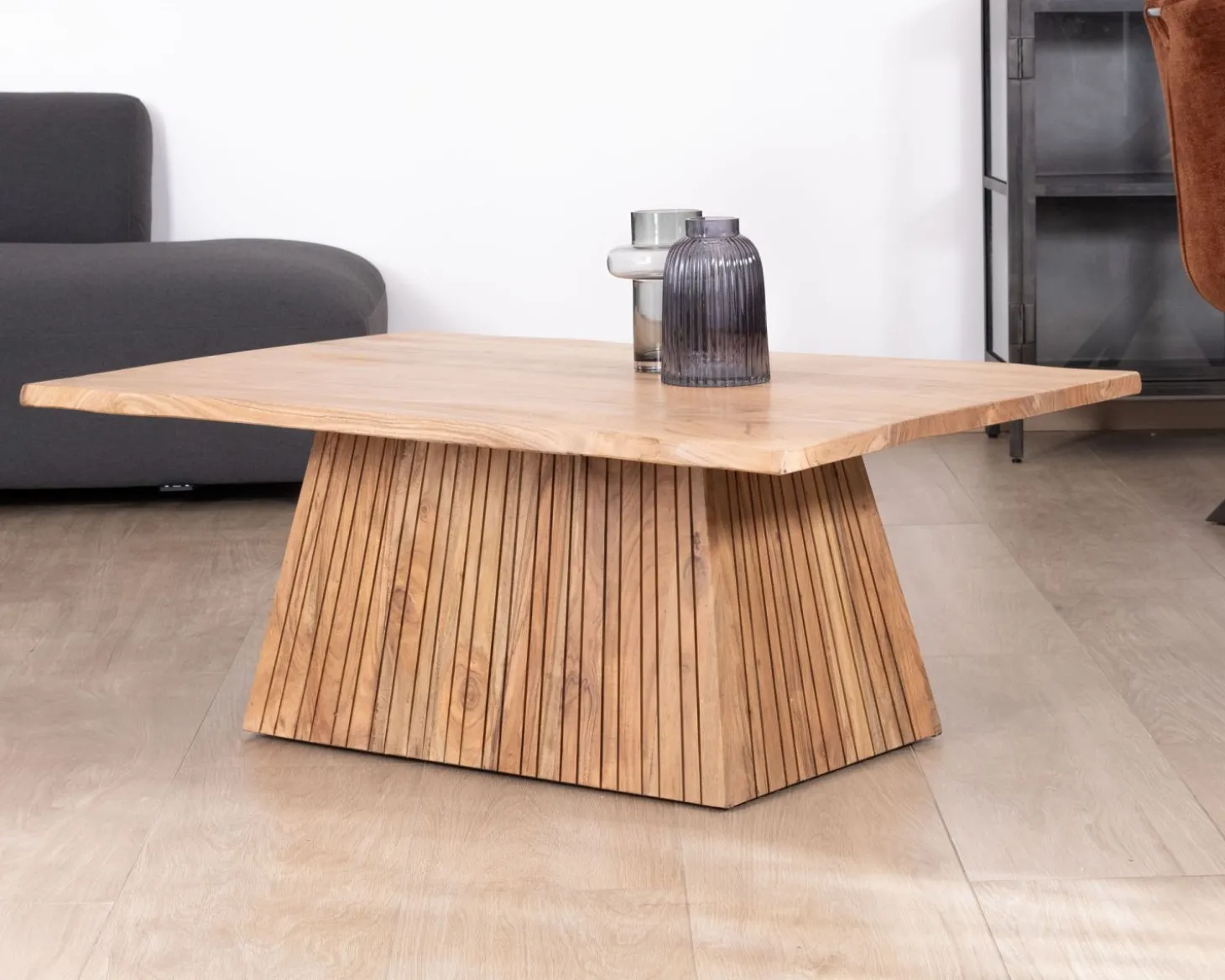 Table de salon design "Elki" en acacia avec pied central