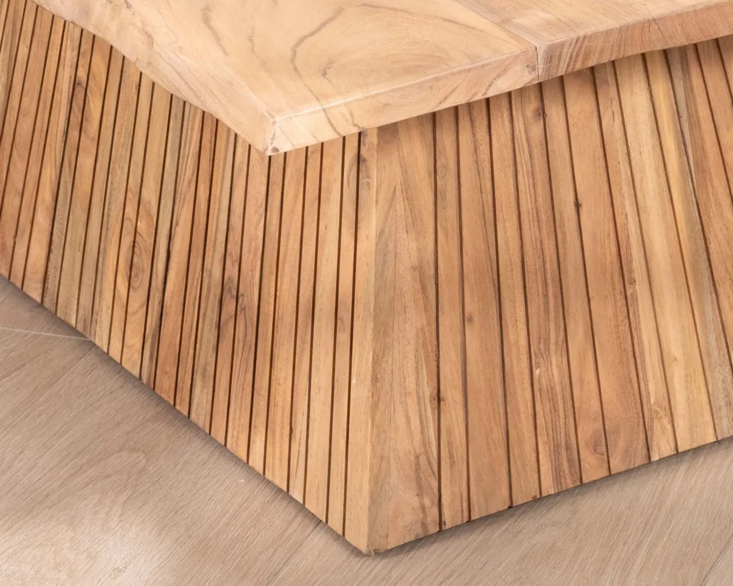 Table de salon design "Elki" en acacia avec pied central