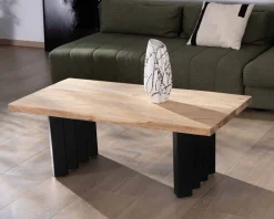 Table de salon design en acacia naturel et pieds métal plissés "Audacio"