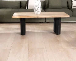 Table de salon design en acacia naturel et pieds métal plissés 