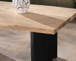 Table de salon design en acacia naturel et pieds métal plissés 